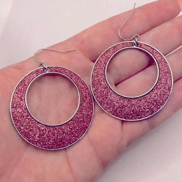 💛 Y2K Silver Tone Pink Glitter Hoop Earrings - Picture 3 of 5